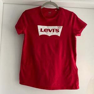 Women’s red Lévis t shirt